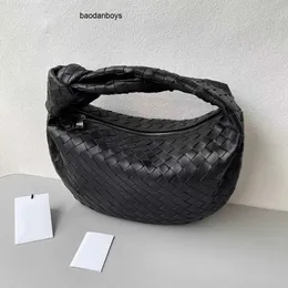 Bolso de diseñador para mujer, bolso tejido de piel de oveja importada, bolso Hobo redondo con nudo Jodie Simple, bolso de transporte a la moda para axila 2023