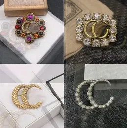 20 stil designerbrosch märkesbokstav 18K pläterad diamantbrosch Geometrisk lyxig kristall för kvinnor Rhindiamone Pearl Brosch berömda bröllopsfest smycken tillbehör