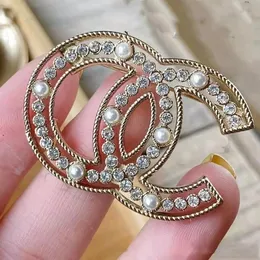 Simple double letter brooch Name brand luxury designer geometric brooch Female Crystal Rhindiamone suit pin Fashion jewelry Decorative accessories