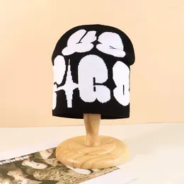 Boinas Llegada Otoño Invierno Skateboard Boy Moda Skull Hat para hombres Letra de punto Impresión al aire libre Orejeras Cálidas Mujeres Beanie