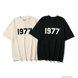 مصمم أزياء الملابس المحملات الفاخرة tshirts ضباب Kanyes نفس النمط Kanyes 1977 Thread مزدوج Essen الأكمام قصيرة الرجال زوجين فضفاض