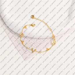 Calhas de designer de cadeias de trevo em metal banhado a ouro. El Collar é especialmente projetado para mulheres. Jóias de designer de presentes de noiva de casamento