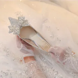 Klänningskor Rimocy Luxury Shiny Crystal Wedding Shoes Women Pearl Bowknot Thin klackar Pumpar Kvinna Shining Pointed Toe High Heel Bridal Shoes 231116