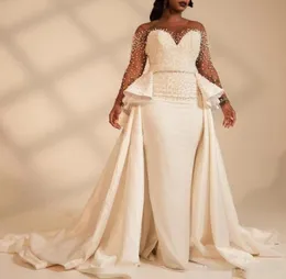 2019 africano plus size sereia vestidos de casamento luxo pérolas frisadas com cetim overskirt varredura trem vestido de casamento novia3132358