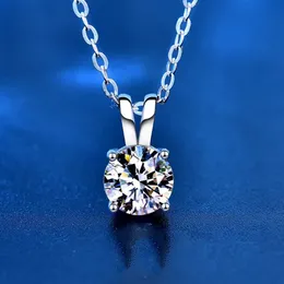 Moissanite 925 Sterling Silver 0.5-3 CT Classic 4 Claw Pendant Halsband Kedja Lyxig bröllopsengagemang för Women Girls Gift