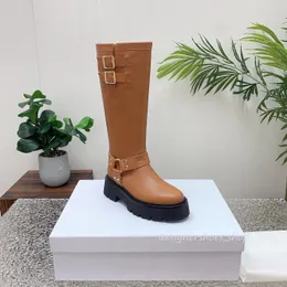 Botas de tornozelo de joelho de motocicleta Bombas de dedo redondo saltos para meninas mulheres designer de luxo Botas de moda Vegetais curtidos couro de vaca único calçado de fábrica Tamanho 35-40