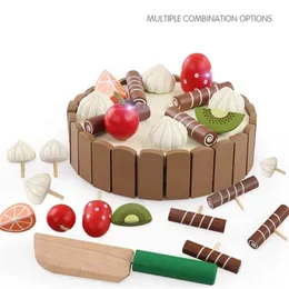 キッチンは食べ物の木製の子供キッチンおもちゃのふりをしてカットケーキキッズフルーツ料理を誕生日に興味を持っている231115