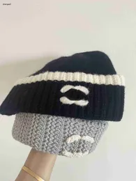 Cappelli all'uncinetto per neonati in lana di lusso Cappello a contrasto con decorazione logo per bambini cappello invernale di alta qualità Berretti per bambini lavorati a maglia Nov15