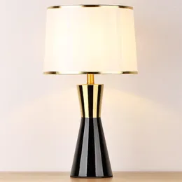 Bordslampor Ourfeng Lamp Led Modern Desk Light Tyg Bedside Decorative For Home Foyer Matsal Bädd Kontor