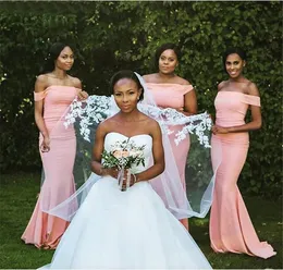 2023 Off the Shoulder Bridesmaid Dress Sexiga balklänningar Golvlängd spetsar upp bakverkan Satin bröllopsfestklänningar