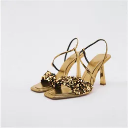 Sandaler gyllene kvinnors sommarklackade skor för kvinna fyrkantig tå hög häl eleganta sexiga tunna klackar damer