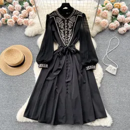 Vestidos casuais jamerary vintage runway verão cetim bordado vestido mulheres único breasted bandage laces camisa preta trabalho escritório senhora