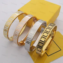 Najlepsze projektanty bransoletki uwielbiają bransoletkę dla mężczyzn Złota luksusowa biżuteria Kobiety Tytanium stalowe bransoletki czarne białe szkliwo grawerowane liter