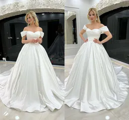 Favolosi abiti da sposa Bohemian Plus Size A Line per la sposa con spalle scoperte Pieghe in raso Drappeggiato Corte dei treni Beach Abiti da sposa Boho per la festa di nozze