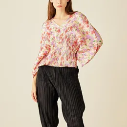 Damen-T-Shirts Miyake Plissee-T-Shirt mit Fledermausärmeln für Damen Design Sense Small V-Ausschnitt Loose Large Floral Pullover Shirt