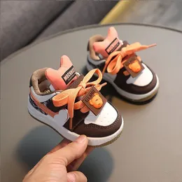 أحذية أطفال مشوا لأول مرة أحذية رياضية مريحة للأطفال مصممة للأولاد والبنات الصغار أخضر + وردي + برتقالي يسمح بمرور الهواء للأطفال 0-2T