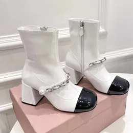 أحذية الكاحل مصمم الجوارب النسائية مع الكعب سلاسل لؤلؤة براءة اختراع جلدية منخفضة بلوك كعب الكعب أحذية مكتنزة كعب الكعب الأسود أبيض قصير الحذاء