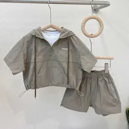 Giyim Setleri Yaz Kısa Kısa Elbise Koreli Erkek Bebek Konforlu Batı Tarzı Kapşonlu Fermuar Hafif Nefes Alabilir Twopiece Suit 230417