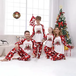 Familjsmatchande kläder 2024 Julfamilj som matchar pyjamas vuxna barn loungewear outfits topsspants 2st Xmas Trees Sleepwear Pyjamas babykläder 231117