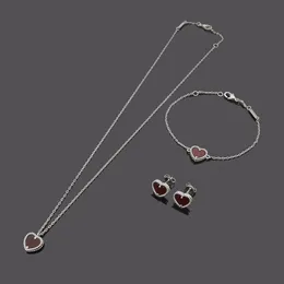 2023 Luxur Designer Halsband V Letter Red Agate Pendant Heart Necklace Women's Charm Necklace 18K Gold Designer Jewelry Gift