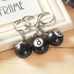 Nyckelringar 1PC Mini Billiard Keychain Snooker No 8 Keyring Harts Simulation Ball Ring Men väska Tillbehör Kreativa lyckliga gåvor 231117