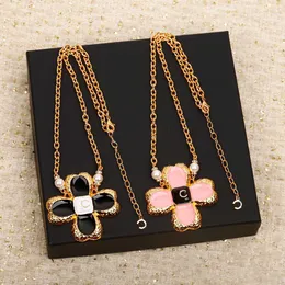 Colar de pingente de charme de qualidade de luxo com broche de design de cor preta e rosa em contas de concha natural banhadas a ouro 18k PS4887A