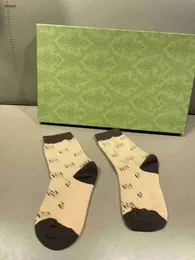 Luxuriöse Babysocken. Kontrastfarbene Kleinkinderstrümpfe. Eine Packung mit fünf Paar Kinder-Designer-Kleidung, Jungen-Mädchen-Schlauch, Kinderstrumpfhosen