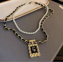 Ожерелья с подвесками, зимнее винтажное ожерелье с инкрустацией из бриллиантовой буквы, жемчужного цветка, кожаное ожерелье с высококачественной цепочкой для свитера и темперамента