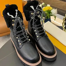 Autumn Winter New Women Boot Luxury Designer Classic Hardware Buckle Letter Sign varumärke Martin Stövlar Högkvalitativ lammfleece tjock sula Non Slides snörning Ladies Boot