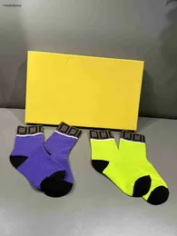 Neue Babystrümpfe Vier Farben optional Kleinkindsocken Kinder Designerkleidung Winter Junge Mädchen Schlauch hochwertige Kinderstrumpfhose