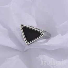 Form Dreiecke Verlobungsring Emaille Designer Ring Dicke Muster Farbe silbrig verspielte Geometrie Jewlery Buchstaben Mode Luxusring für Frauen cool ZB040 F23