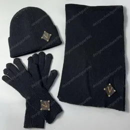 Set di cappelli e sciarpe firmati Guanti Lettera Marca Autunno e inverno Cappello lavorato a maglia caldo e antivento Sciarpa da viaggio per esterni Cappello Guanti Set Sciarpa da uomo di pecora Designer