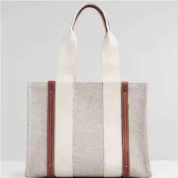 Högkvalitativ kvinnors herrkroppsväska designer väska resor crossbody handväska strand påse kvinnors axelväska