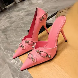 2023 Novo mais recente moda rosa de couro genuíno sapatos de salto alto bom bomba de 9cm de jantar sapatos de luxo de designer de luxo de fivela decoração de unhas de fivela