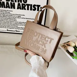 Сумки с плечами женская сумка 2023 Тенденция защищает черные люди Бэки высококачественные дизайнерские дизайнерские дизайнерские сумочки защищать черные женщины квадратная сумка на плече