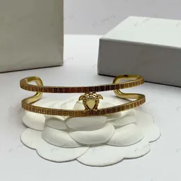 Breite Designer-Manschetten, klassisches, halboffenes Armband mit geschnitztem Porträt und hohem Bekanntheitsgrad, verstellbare Größe, hochwertiges 14-karätiges Goldmessing, Weihnachten, Valentinstag