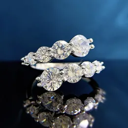 Charm skapade Moissanite Diamond Ring 100% Real 925 Sterling Silver Party Wedding Band Rings for Women Men Engagement Smycken