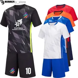 Collectable Men Boy Soccer Jersey Ställ in anpassade tryckteamklubbens fotbollsuniformer Passar snabbtorkade barn MA-skjorta Shorts Summer Sportwear Q231118