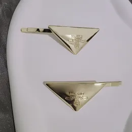 Metal Triangle Letter Fryzura Złota srebrna dziewczyna dziewczyna specjalne litery Barrettes modne akcesoria do włosów