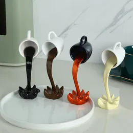 Dekorativa föremål Figurer 3D flytande spill kaffekoppskulptur som häller muggprydnader Hem Desk Decoration Creative Desktop Decor 230418