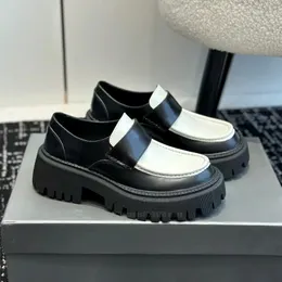 Lyxkvinnor traktor loafers slät kohud läder loafers designer mode av hög kvalitet vit plattform kohud stora tå derby skor