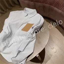 Camisa listrada com etiqueta de couro PU da moda com lapela de puro algodão casual manga longa para mulheres branco azul SML