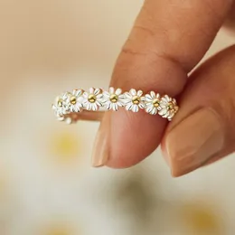 Pierścienie zespołowe słodki mały pierścień stokrotki dla kobiet mini urocze kroplowe glazury białe pierścienie kwiatowe Regulowane otwarte mankiet przyjęcie ślubne biżuteria A984 AA230417