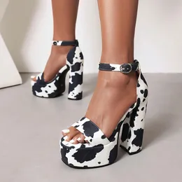 Женские сандалии на очень высоком толстом каблуке с узором коровы, открытым носком, водонепроницаемой платформой, из матового материала, летние
