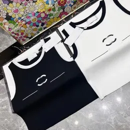 デザインレディーストップ女性のセクシーなトップスシャツのソリッドスリムなクロップシャツの手紙のノースリーブ新しい夏のファッションガールズ