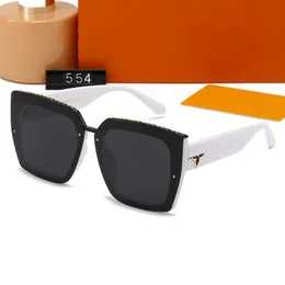 Projektanci okulary przeciwsłoneczne dla kobiet luksusowe okulary przeciwsłoneczne Ochrona UV Letter Beach Retro Square Słońce Glass Straszne okulary z pudełkiem bardzo ładne 88