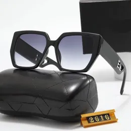 Kadınlar için güneş gözlüğü klasik yaz tasarımcısı moda 2023 tarzı metal ve tahta çerçeve gözlükleri UV koruma lensinde yepyeni kutu moda lüks erkek veya kadın 2616
