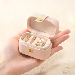 Pudełka na biżuterię mini pierścień pudełko przenośny mały organizator Wyświetlacz Wyświetlacz Wyświetlacza prosta podarunek skórzany naszyjnik 231117