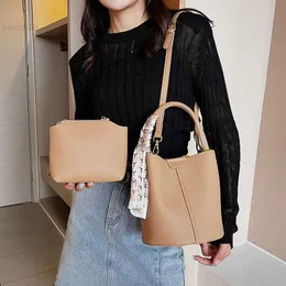 Bolsas de noite bolsas de balde clássicas para mulheres Moda de couro Bolsas de mulheres cor sólidas com longa cinta de luxo de luxo bolsa de ombro Lady Satchel