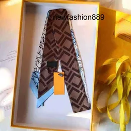 Sciarpa da donna di design HOT Lettera di moda Sciarpe Cravatte Fasci di capelli Materiale 100% seta Avvolge dimensioni 5 * 120 cm